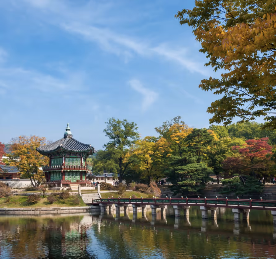 Pavillon Hyangwonjeong au palais Gyeongbokgung à Séoul, entouré d’un jardin paisible​