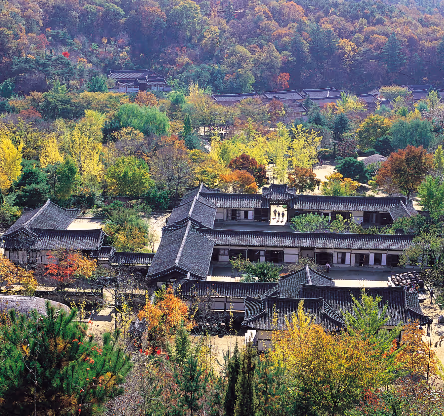 Vue d’un village traditionnel coréen en automne, entouré de forêts