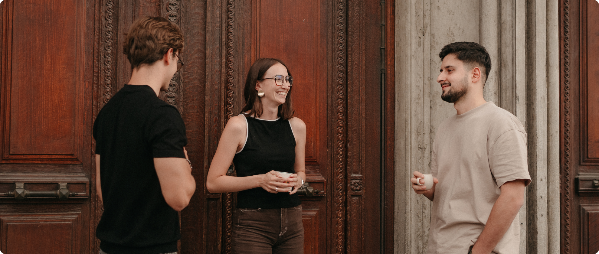 Discussion entre membres de l'équipe la première brique.