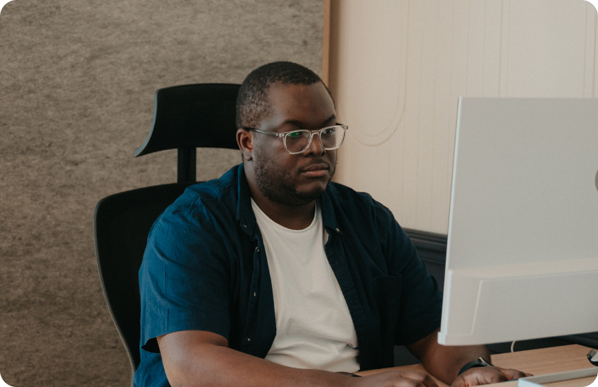 Employé concentré devant son ordinateur.