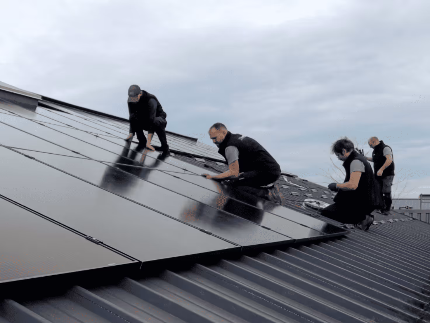 Technicien Avenir Eco harnaché contrôlant des panneaux solaires sur un toit en ardoise près de Rennes