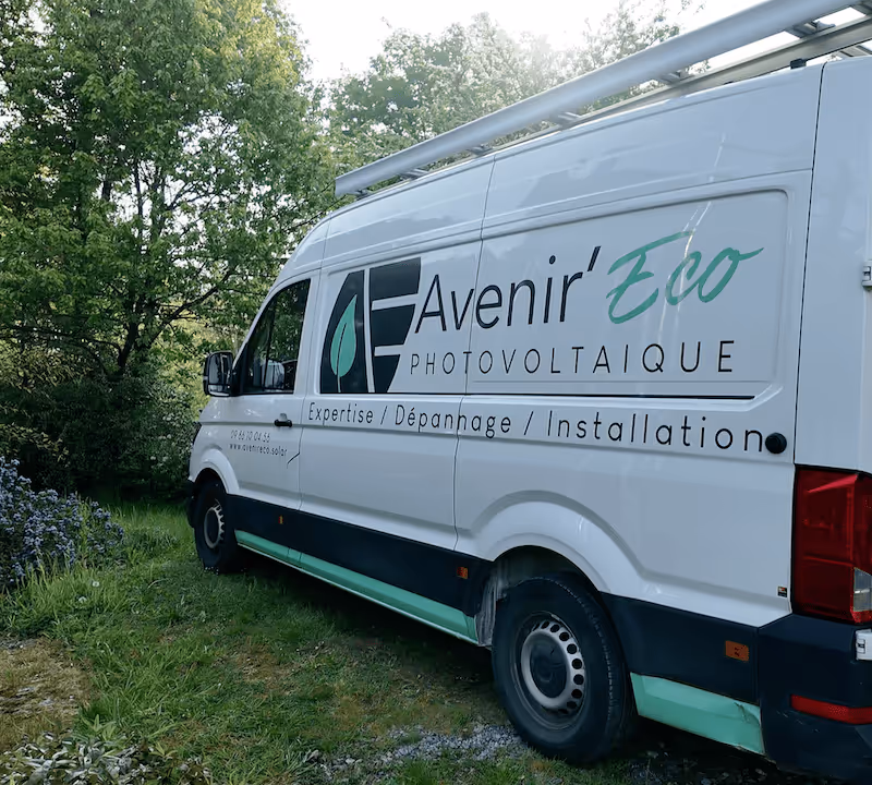 Camionnette Avenir Eco Installation Solaire arrivant pour une étude à domicile demandée par un client en Ille-et-Vilaine