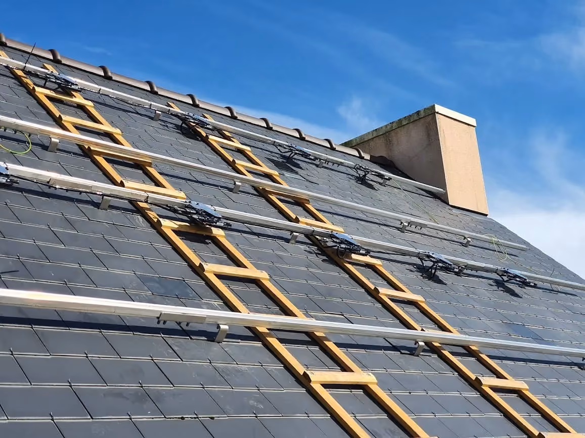 Installation de micros onduleurs panneaux solaires