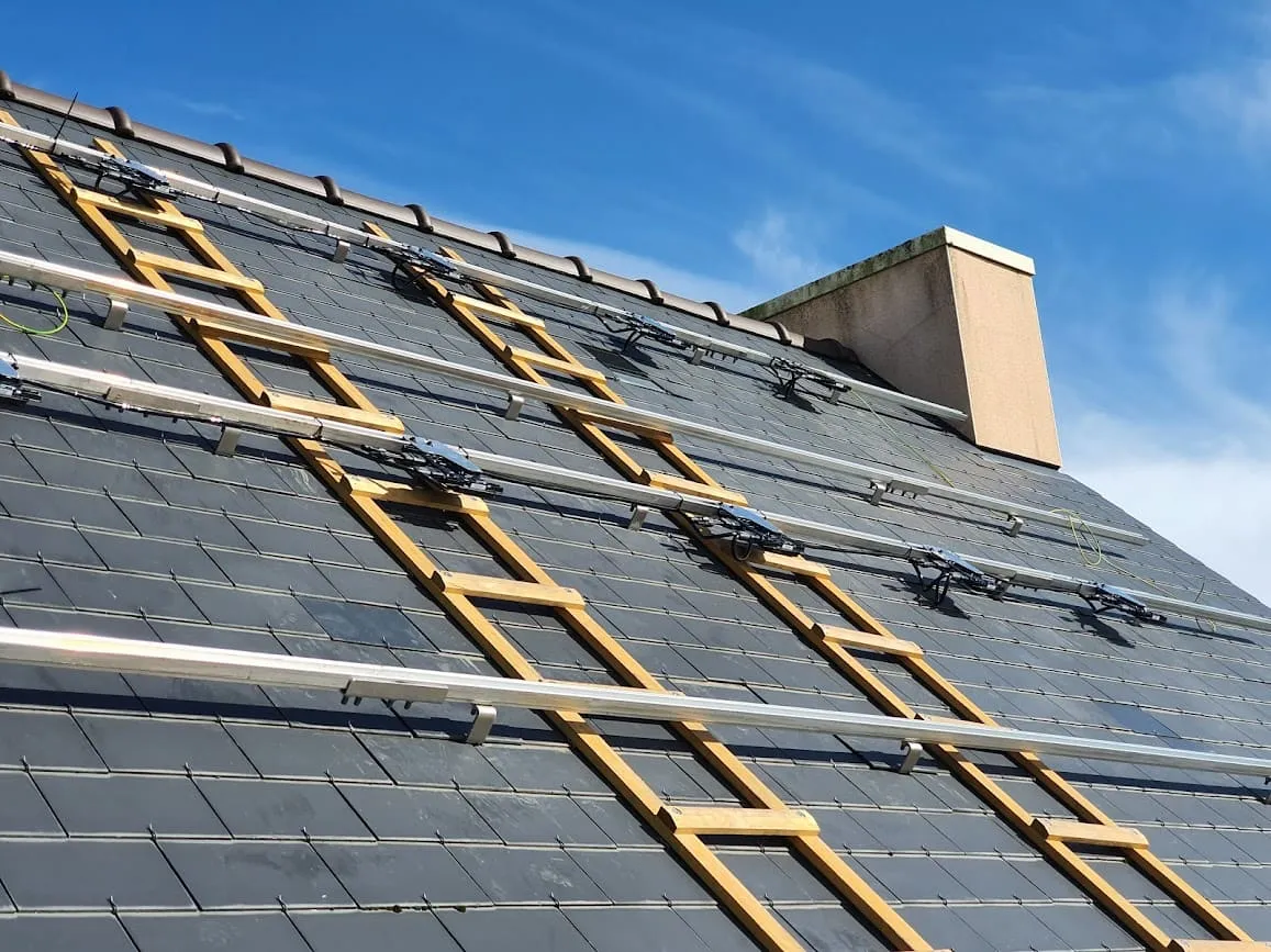 Installation de micros onduleurs panneaux solaires