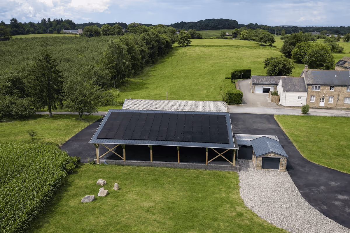 Installation de panneaux solaires pour hangars