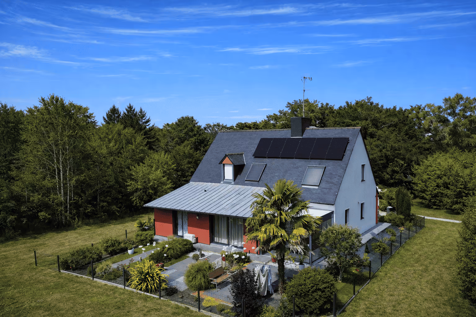 Grande maison équipée de panneaux solaires