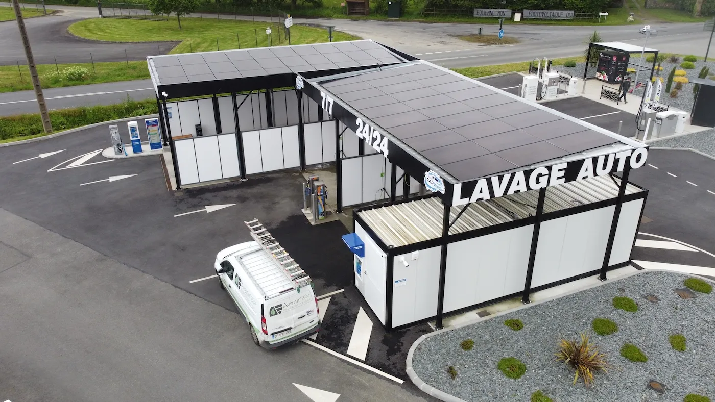 Installation de panneaux solaires sur une station de lavage en Bretagne par Avenir Eco