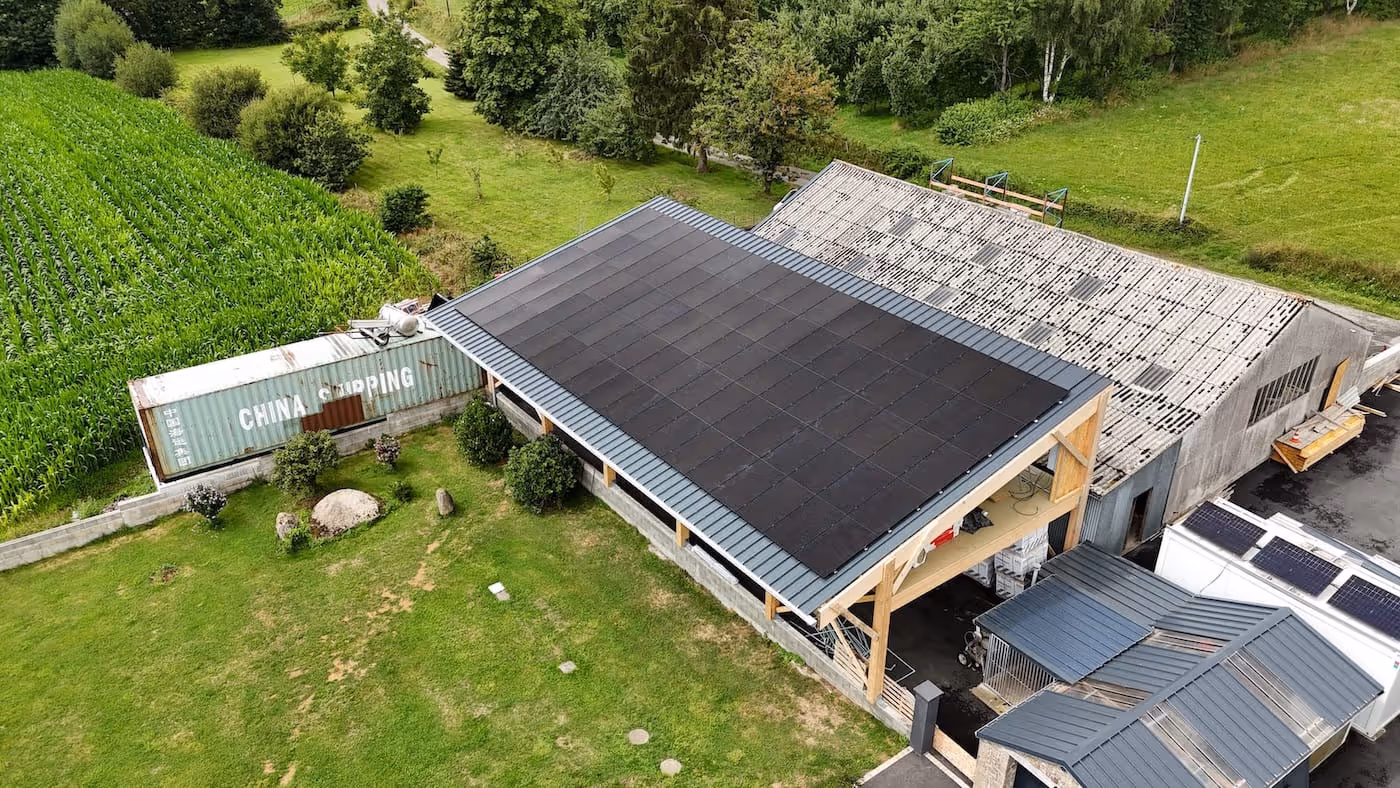 Installation de panneaux solaires pour hangar et batiment professionnel