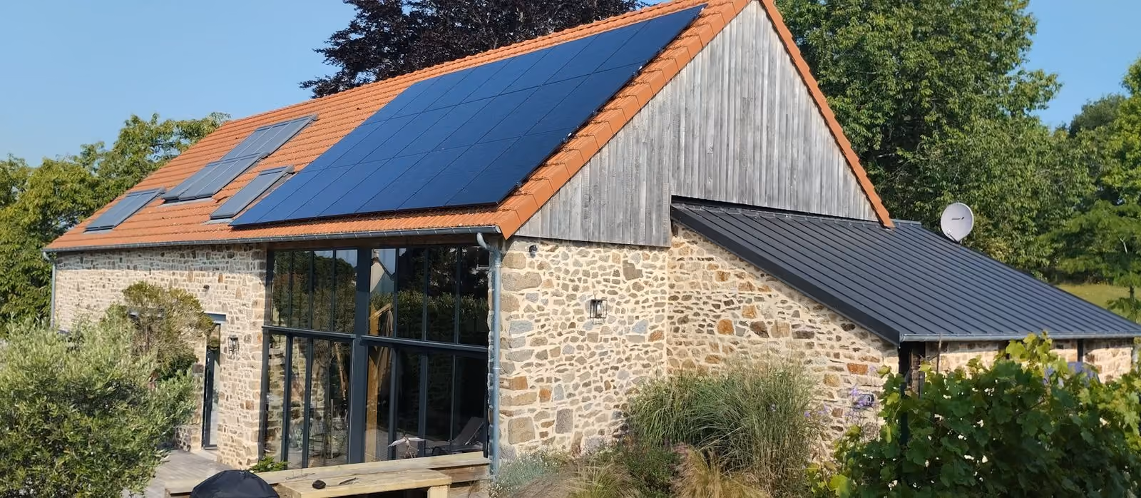 Maison avec ardoise tuiles et panneaux solaires