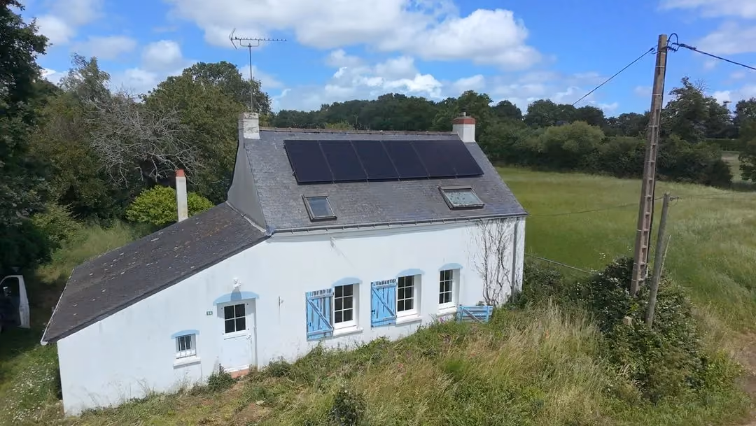 Installation photovoltaïque Avenir Eco sur une maison bretonne à toiture ardoise à Campbon (44)