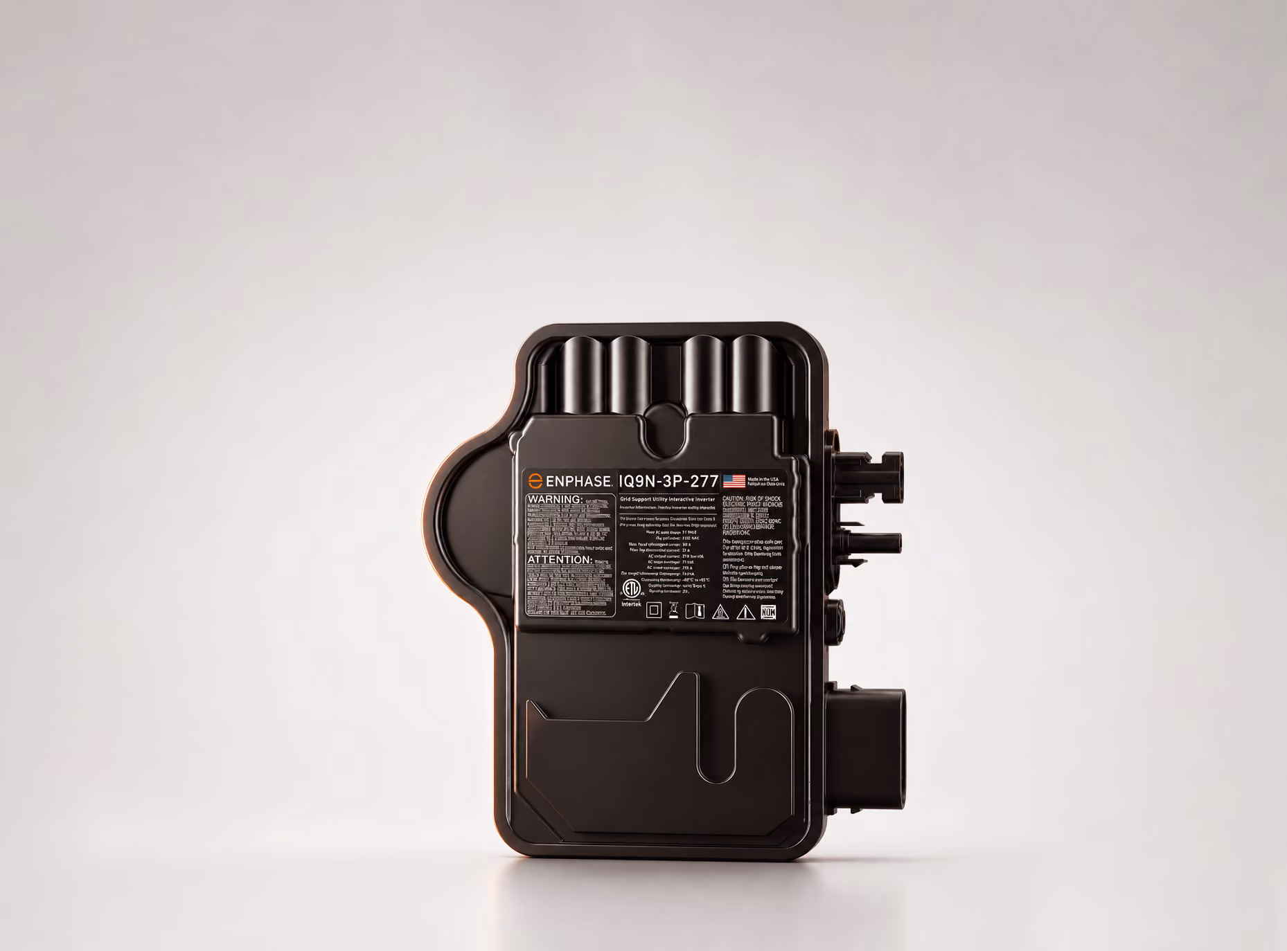 Micro-onduleur Enphase IQ9N installé sous un panneau solaire en Ille-et-Vilaine
