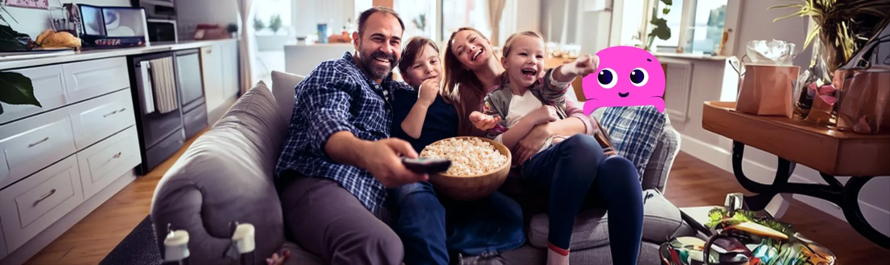 Famille sur son canapé avec la mascotte Octopus Energy