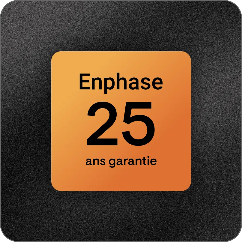 Électricien Avenir Eco fixant un micro-onduleur Enphase IQ8 sous un panneau sur un toit en ardoise près de Rennes