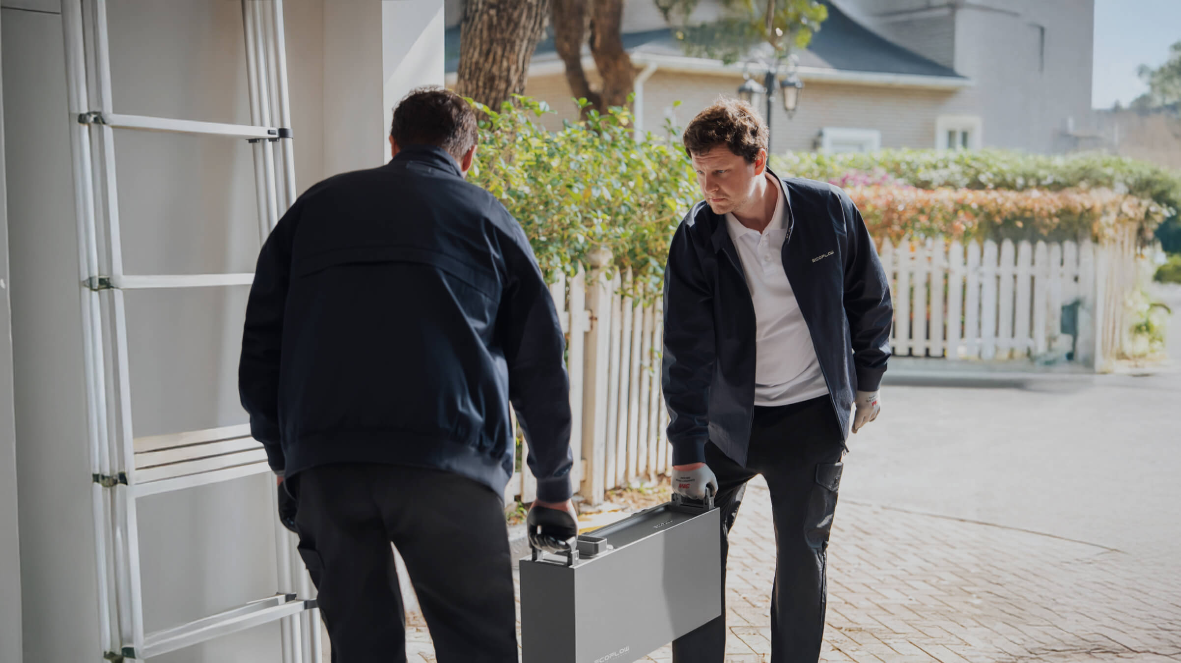 Électriciens Avenir Eco installant une batterie EcoFlow OCEAN 2 et son onduleur hybride dans une maison bretonne