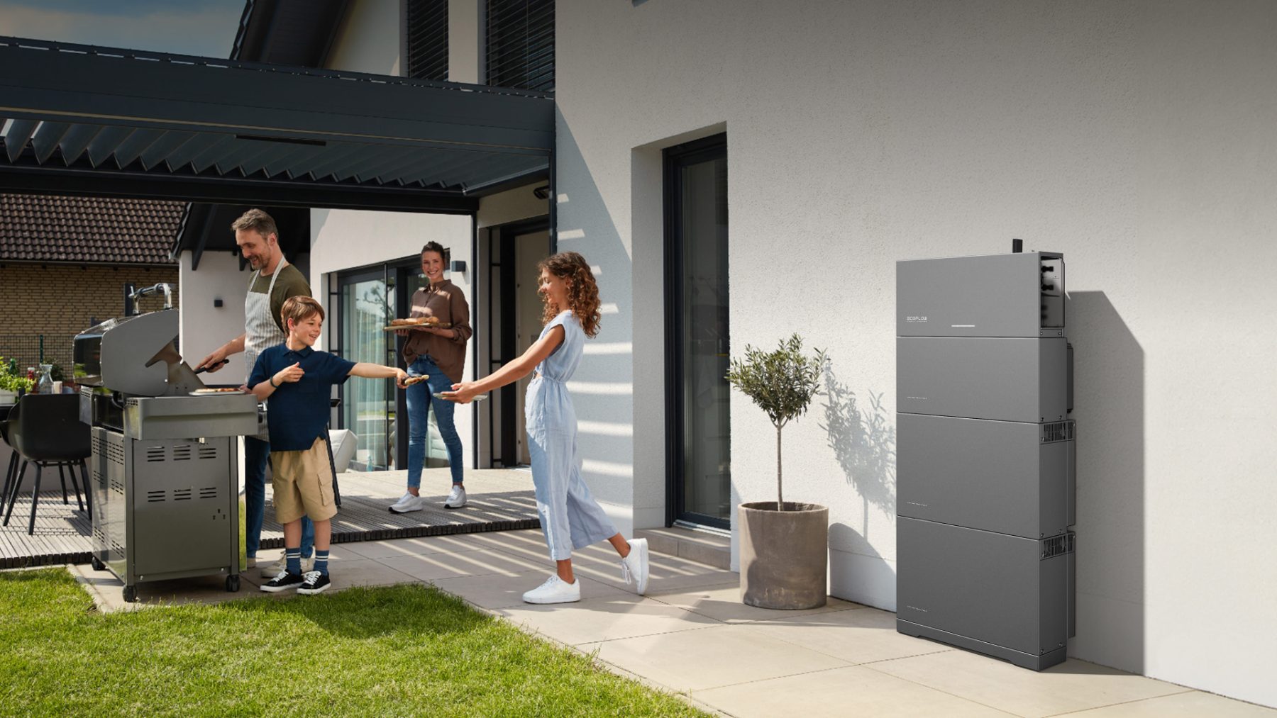 EcoFlow OCEAN 2 installée sur la terrasse d’une maison avec panneaux solaires