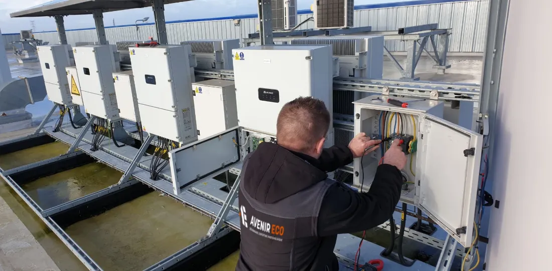 Électricien Avenir Eco en intervention sur une armoire électrique