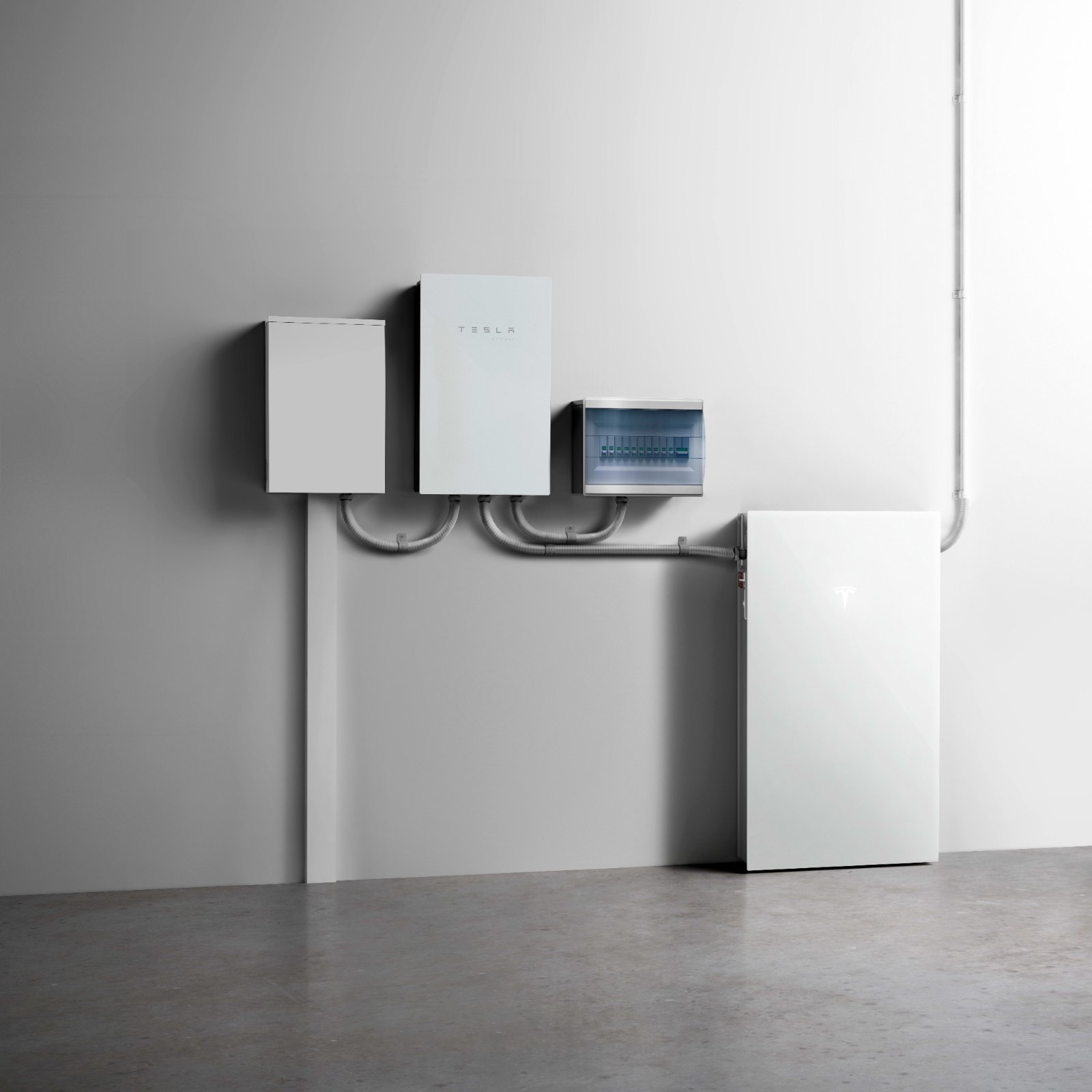 Tesla Powerwall 3 et Backup Gateway 2 installés sur un mur