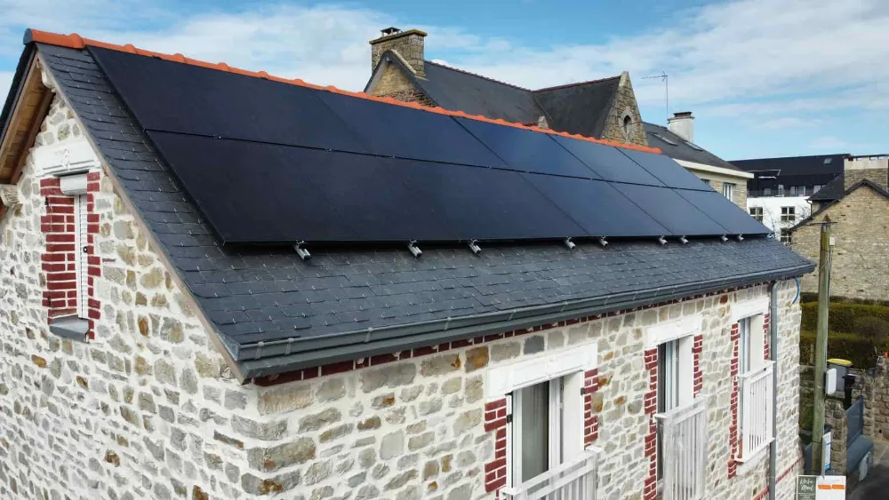 Maison en pierre à Rennes équipée de panneaux solaires DualSun posés par Avenir Eco