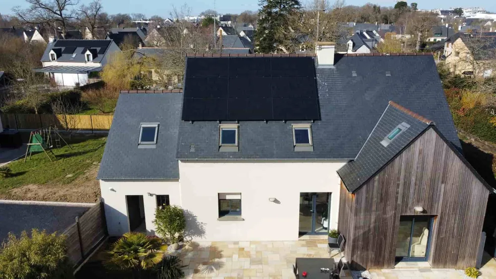Maison à Bruz équipée de panneaux solaires DualSun noirs