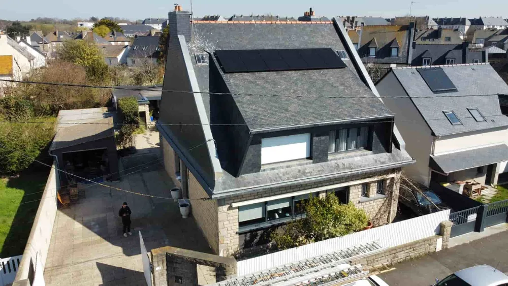 Maison à Saint-Malo équipée de panneaux solaires sur ardoise