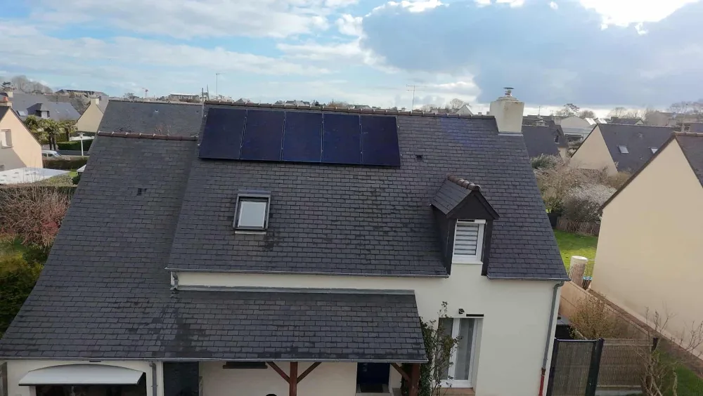 Maison à Dinard équipée de panneaux solaires sur ardoise