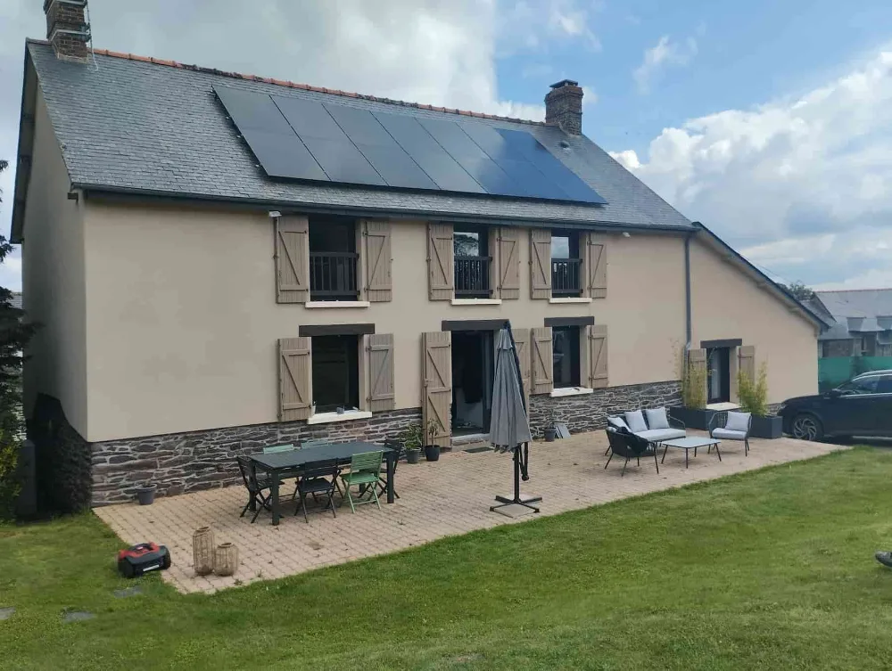 Maison rénovée à Bréal-sous-Montfort équipée de panneaux solaires DualSun