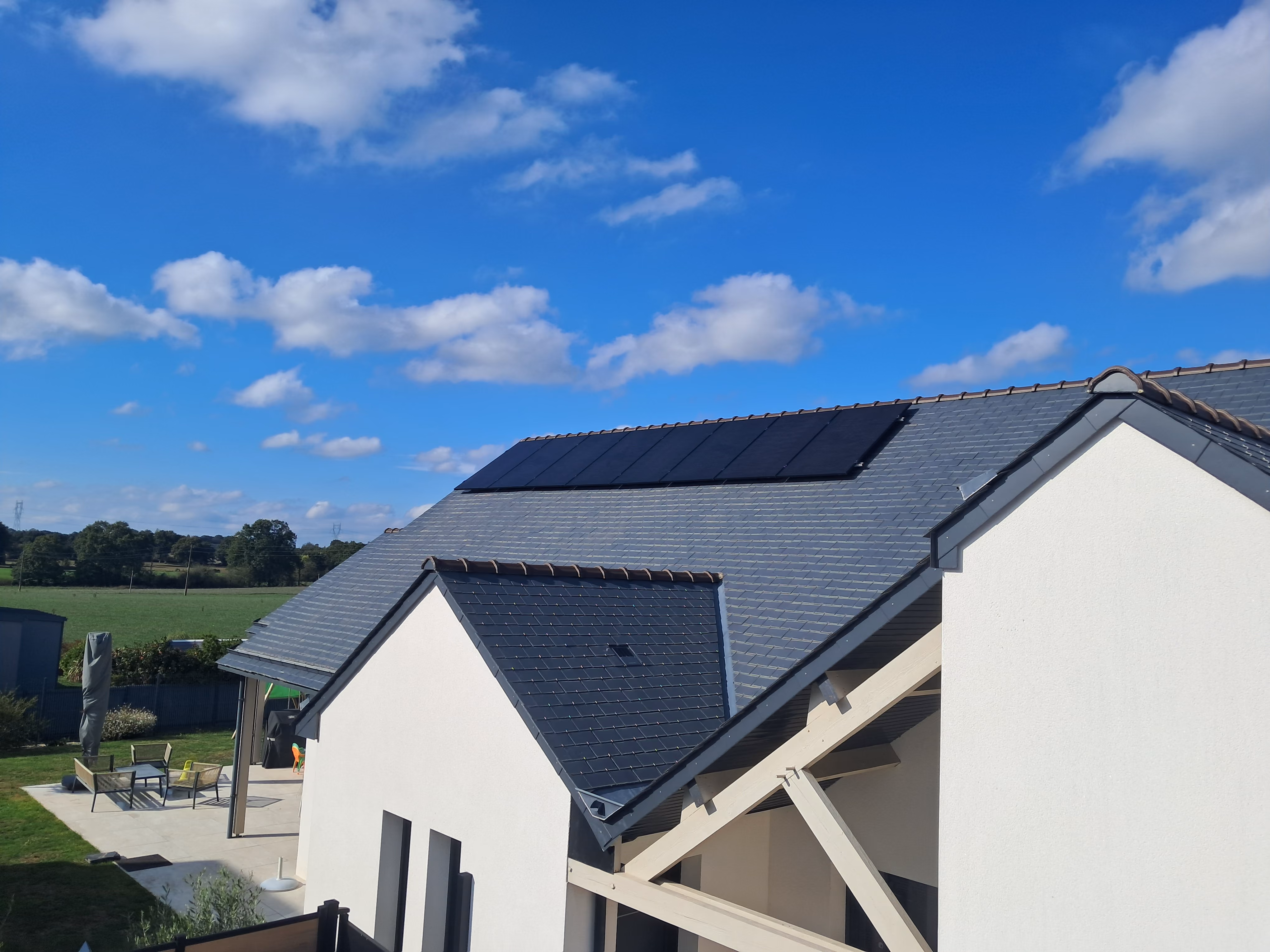 Maison équipée de panneaux solaires photovoltaïques noirs en Ille-et-Vilaine, installation Avenir Eco