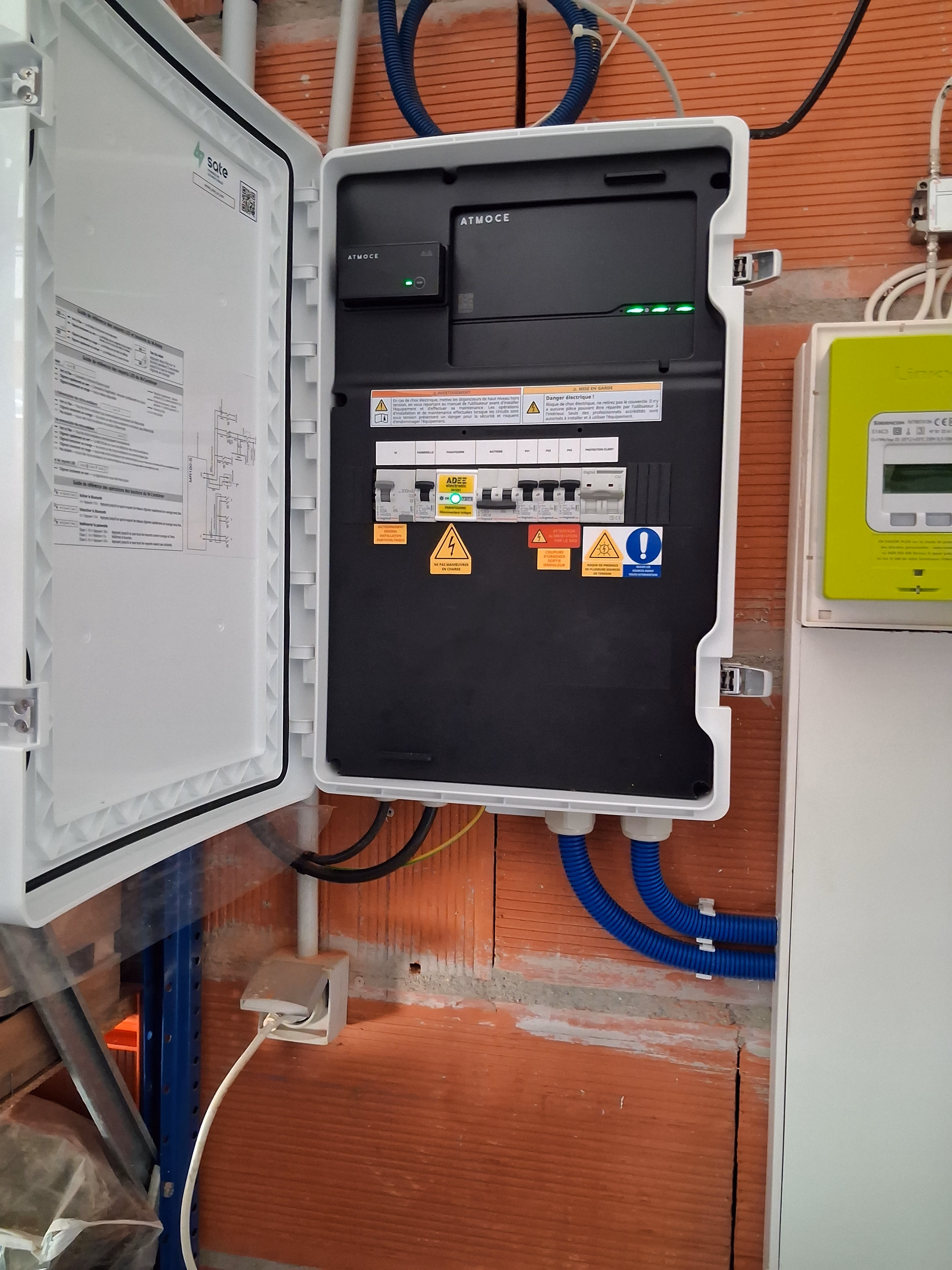 Chantier Avenir Eco en Ille-et-Vilaine : panneaux solaires et micro-onduleurs Atmoce sur un toit en ardoise