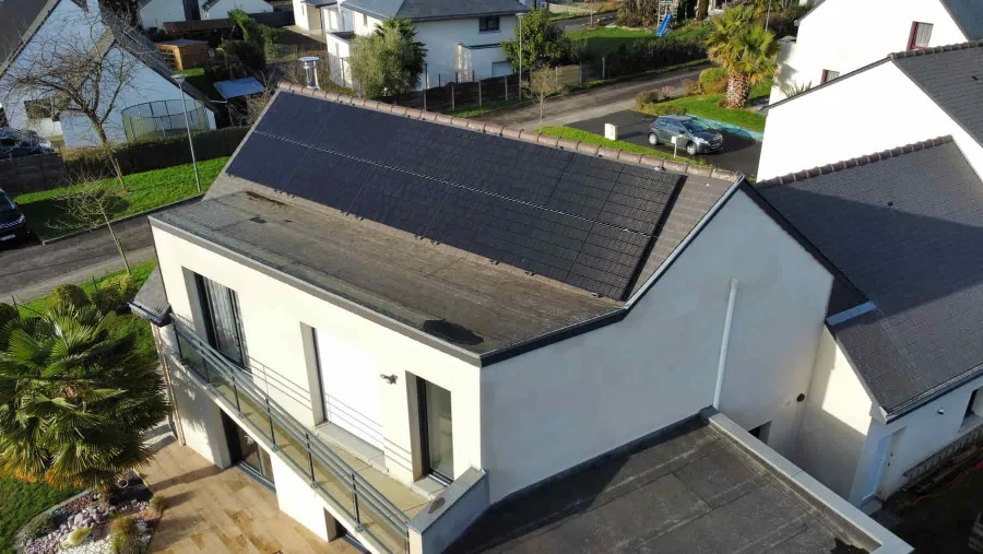 Installation Enphase à Châteaubourg par Avenir Eco, 5 kWc · Enphase IQ8P.