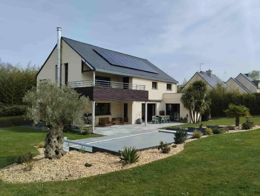 Installation Enphase à Landavran par Avenir Eco, 6,56 kWc · Enphase IQ8HC.