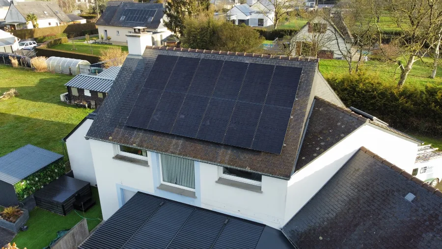 Installation Enphase à Maen Roch par Avenir Eco, 6 kWc · Enphase IQ8P