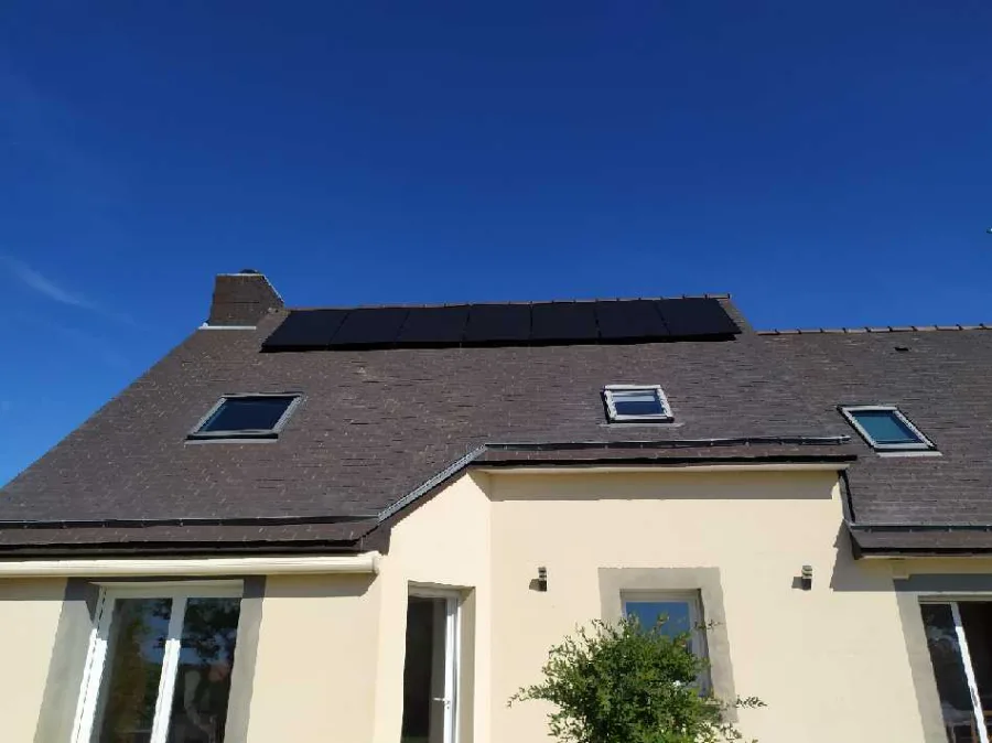 Installation Enphase à Saint-Aubin-du-Cormier par Avenir Eco, 2,87 kWc · Enphase IQ8HC