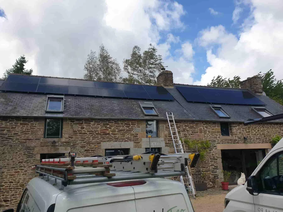 Installation Enphase à Maen Roch par Avenir Eco, 8,5 kWc · Enphase IQ8HC