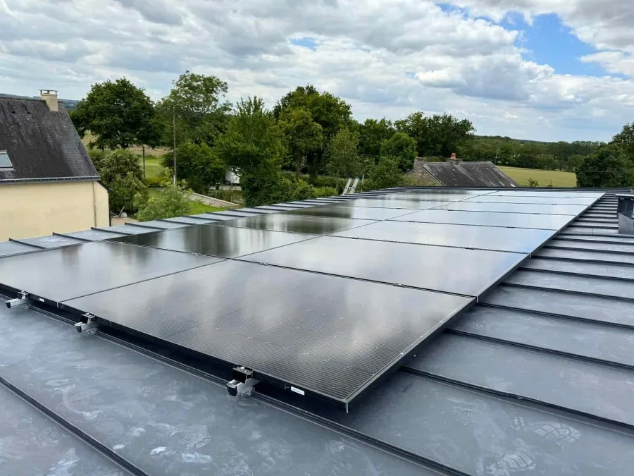 Installation Enphase à Pipriac par Avenir Eco, 5,95 kWc · Enphase IQ8HC
