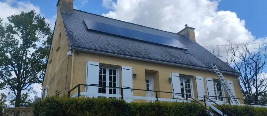 Installation Enphase à Saint-Vincent-sur-Oust par Avenir Eco, 2,87 kWc · Enphase IQ8MC