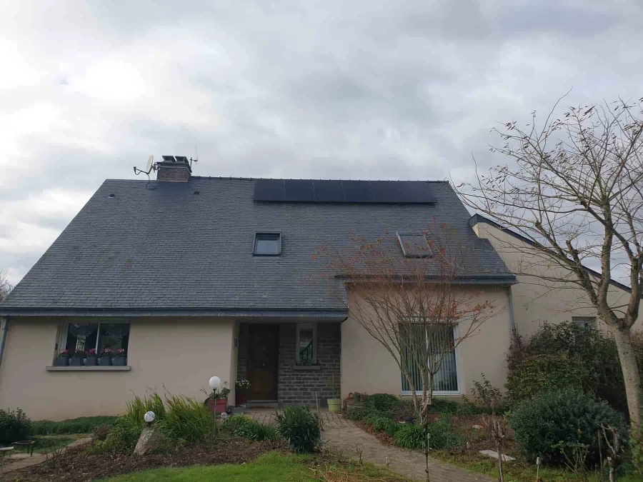 Installation Enphase à Guichen par Avenir Eco, 3 kWc · Enphase IQ8P