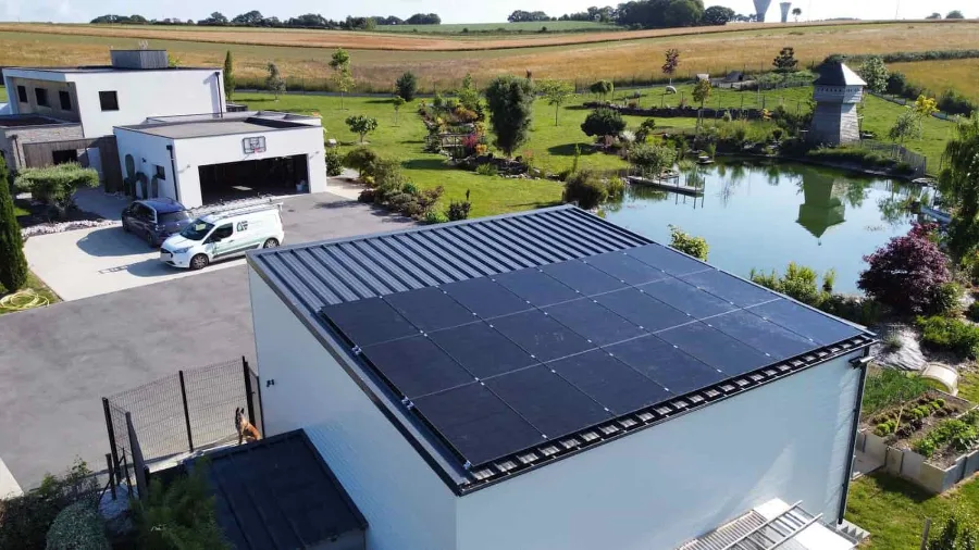 Installation Enphase à Pipriac par Avenir Eco, 8,93 kWc · Enphase IQ8M