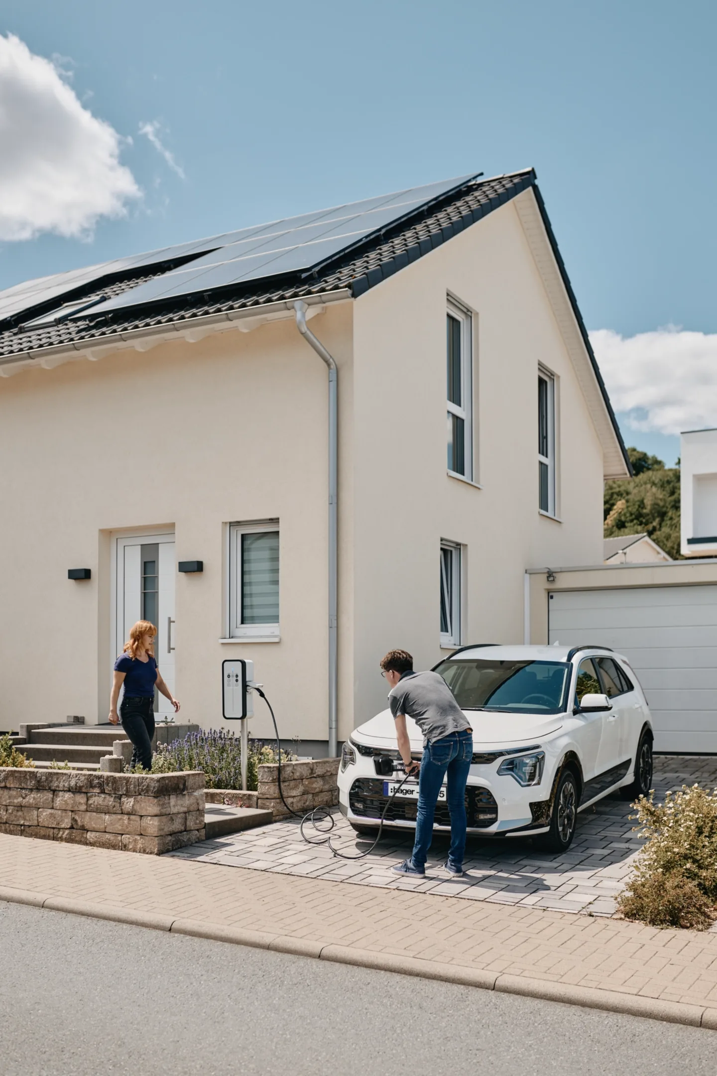 Borne Hager Witty Solar 7 kW monophasée et 22 kW triphasée, câble et prise type 2