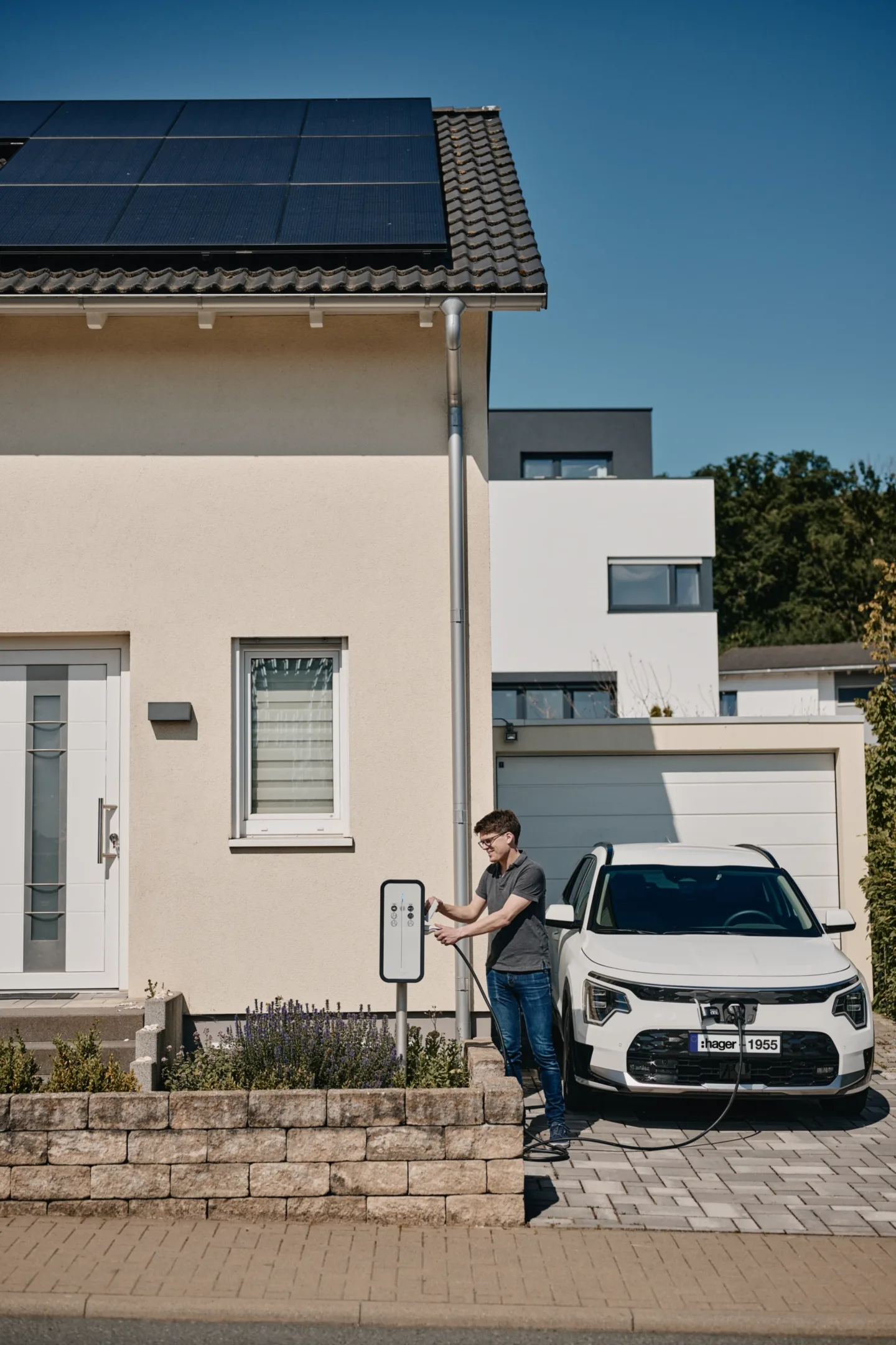 Borne Hager Witty Solar 22 kW basculant entre charge monophasée et triphasée selon le surplus solaire