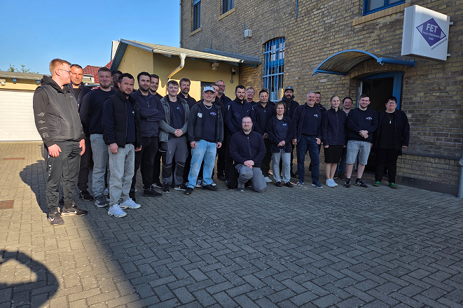 Teamfoto mit allen Mitarbeitern der Fehmer Elektrotechnik GmbH