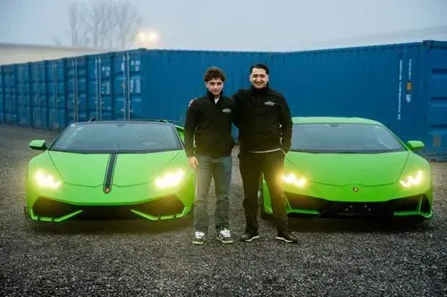 Inhaber Ramazan und sein Bruder vor zwei grünen Lamborghinis