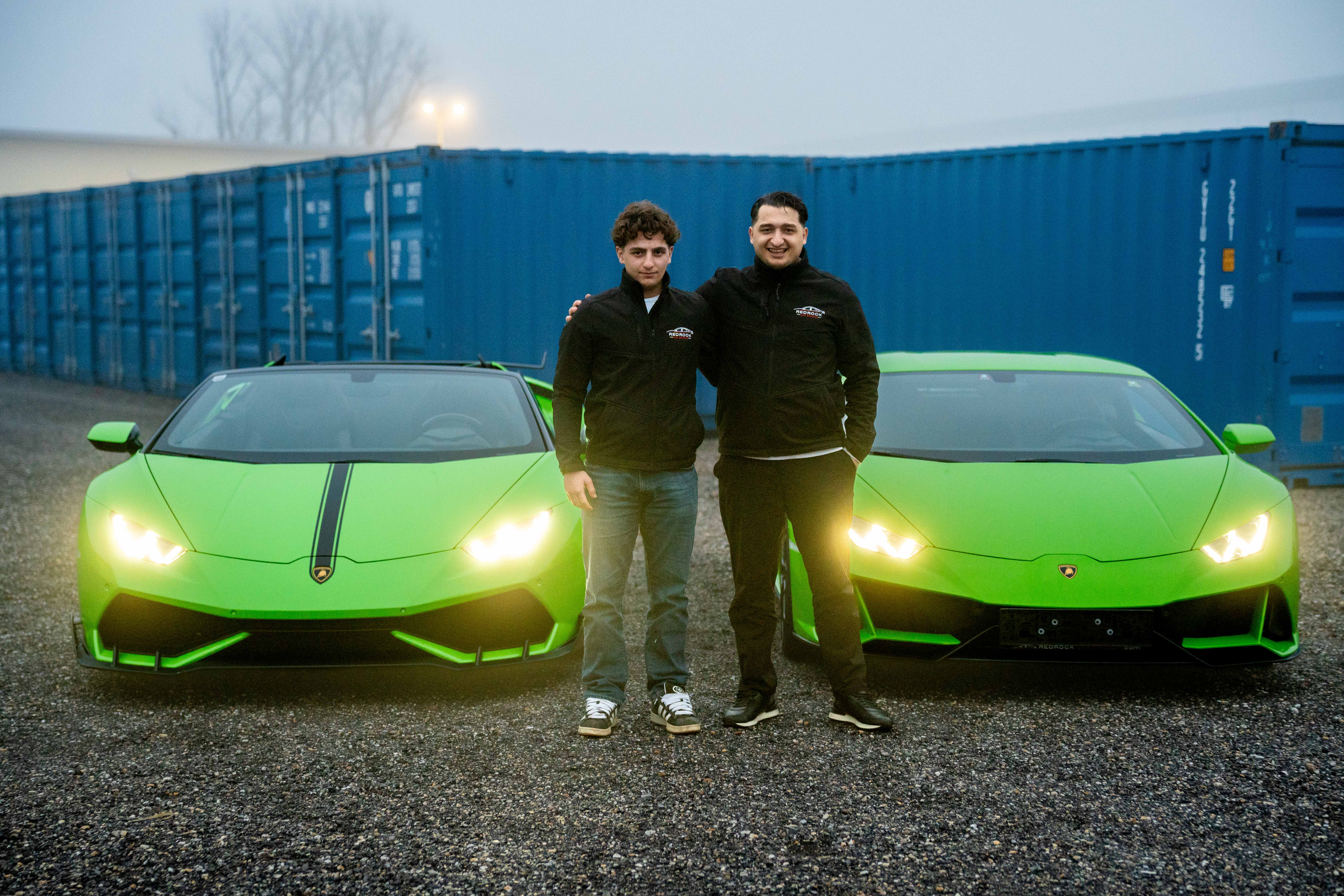 Inhaber Ramazan und sein Bruder vor zwei grünen Lamborghinis