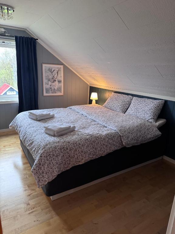 Gezellige slaapkamer met tweepersoonsbed in Nordic Villa.