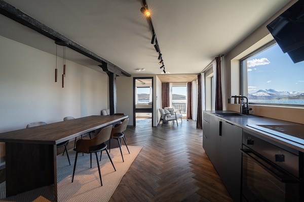 Keuken en eettafel met visgraatvloer, Eagle Suite Kvaløya