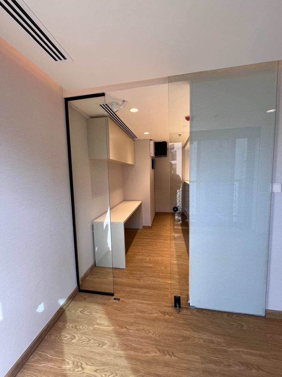Jewellery showroom glazed partition, Deira