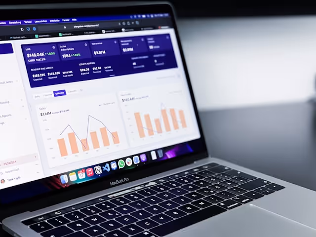 Bærbar PC som viser digitale analyser og grafer – illustrasjon av Eleviads digitale strategi og resultatanalyse.