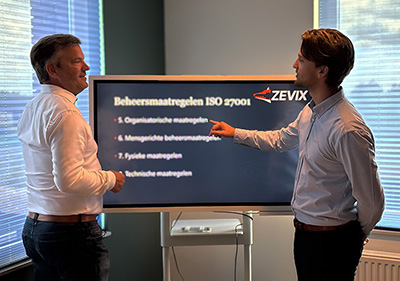 Pascal Vos en Justin Vos in overleg