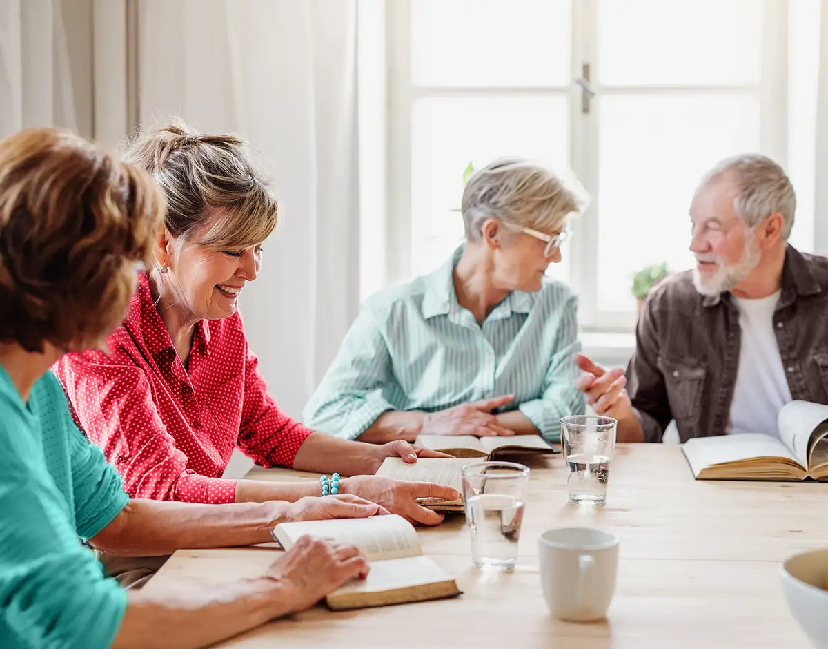 Ein Gruppe hat Spaß beim Lernen