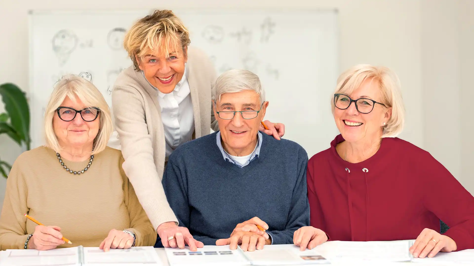 Menschen 50plus haben Spaß beim Lernen