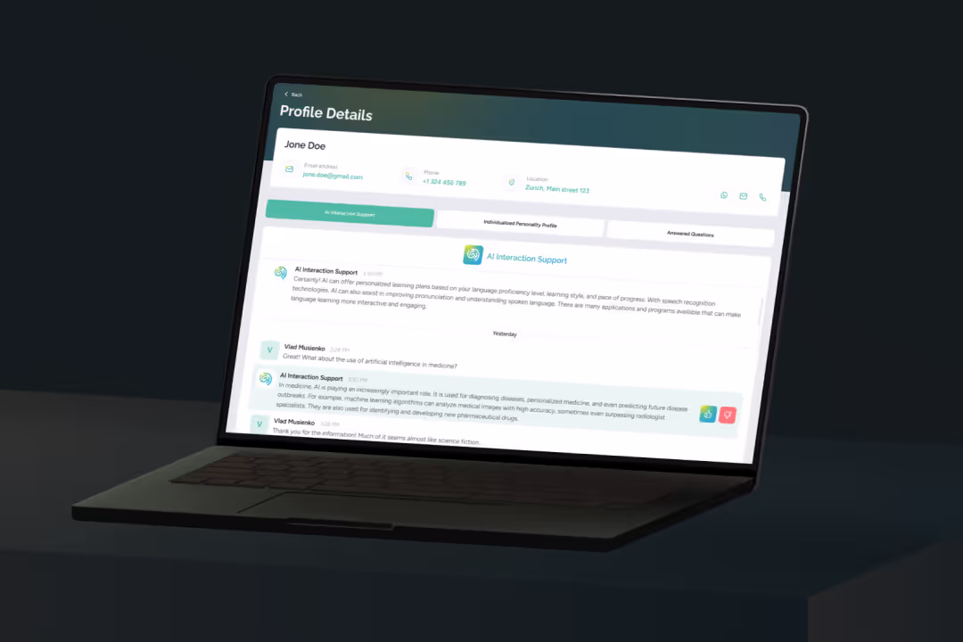 Laptop mit einem Profil-Dashboard auf dem Bildschirm, das persönliche Details und eine Konversationsschnittstelle mit KI-Unterstützung anzeigt.